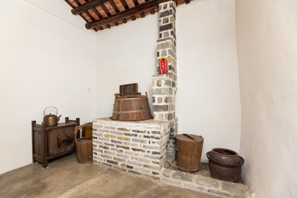 A side room on one side of the open courtyard was used as a kitchen, and one on the other side was used as a storeroom.