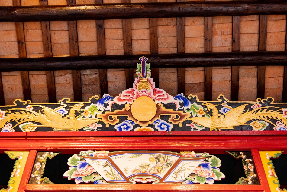 Woodcarving depicting "Two Phoenixes Facing the Sun" at the top of the ancestral altar