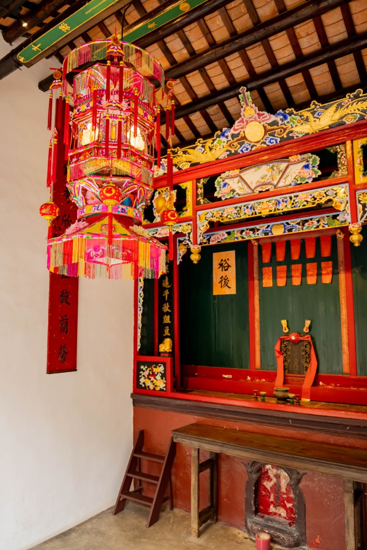 Traditional lantern for newborn sons hung on a tie-beam inscribed with the words for "a hundred sons and a thousand grandsons", representing the lantern-lighting ritual in the past.