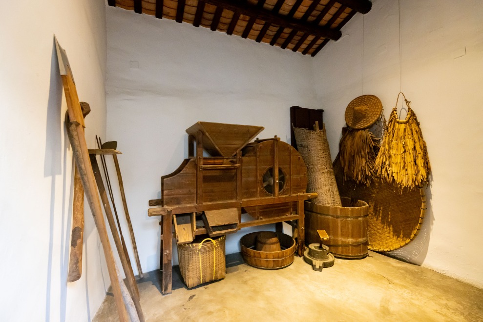 A side room on one side of the open courtyard was used as a kitchen, and one on the other side was used as a storeroom.