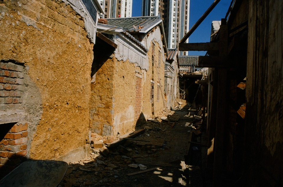 部分牆體以泥磚築砌，表面再以灰沙批盪作保護，1986年。